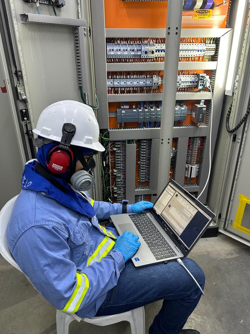 Atuação prática com integração e manutenção de PLCs na metalurgia.