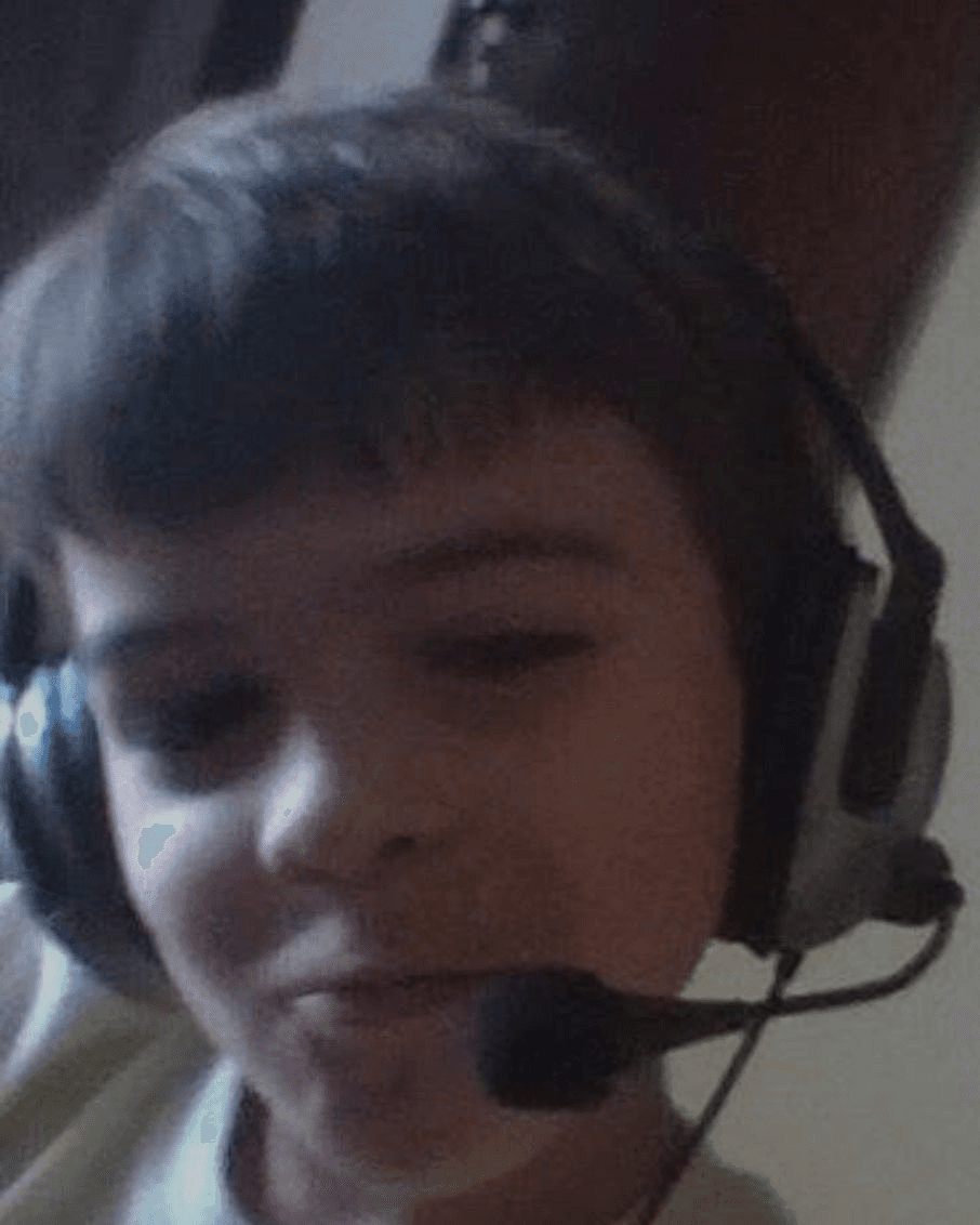 Minha relação com a tecnologia começou cedo. Entre games, curiosidades e um headset maior que eu.